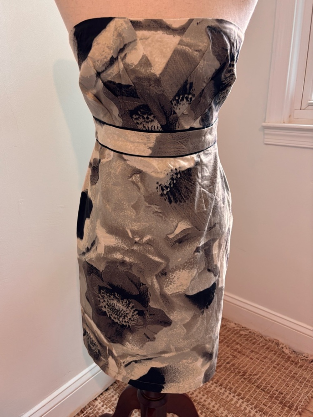 New York & Company Strapless Satin Floral Cocktail Dress Sz 2 Black Ivory Sheath - Picture 2 of 5